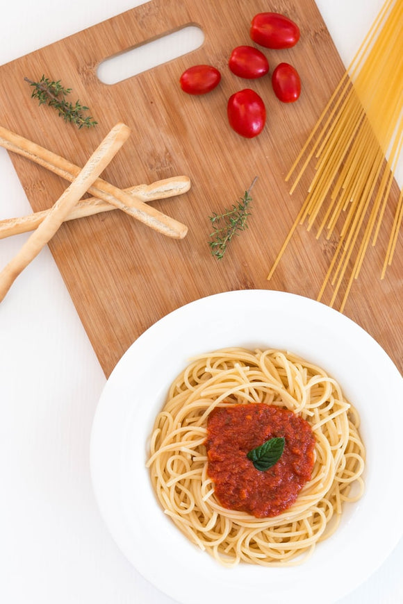 Spaghetti med tomatsovs og kødfriboller